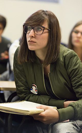 Étudiante en cours campus UCO Angers