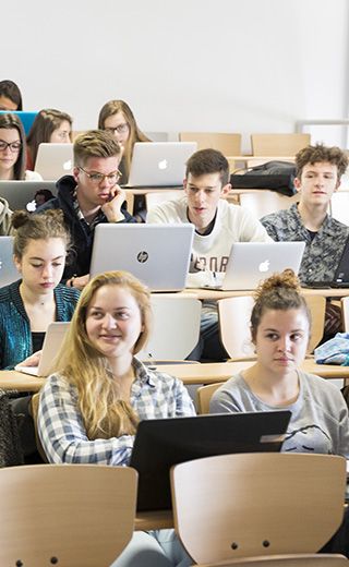 Étudiants en cours campus UCO Angers