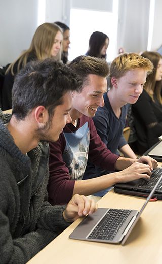 Étudiants en cours campus UCO Angers