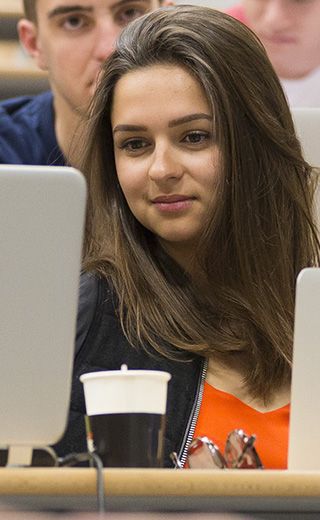 Étudiante en cours campus UCO Angers