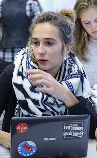 Étudiante en cours campus UCO Angers