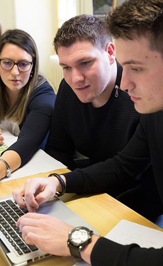 Etudiants en licence professionnelle chargé de clientèle de particuliers en Banque-Assurances