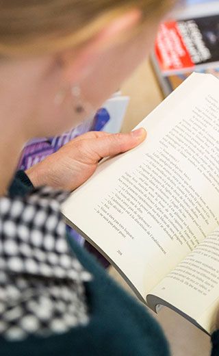 Une apprentie libraire en 2e année de licence de librairie à l'UCO Laval dans sa salle de cours