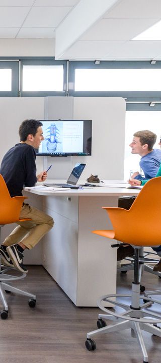 Étudiants dans le le learning lab campus UCO Angers