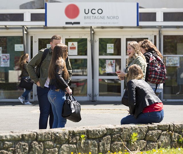 Étudiants devant le campus UCO Guingamp