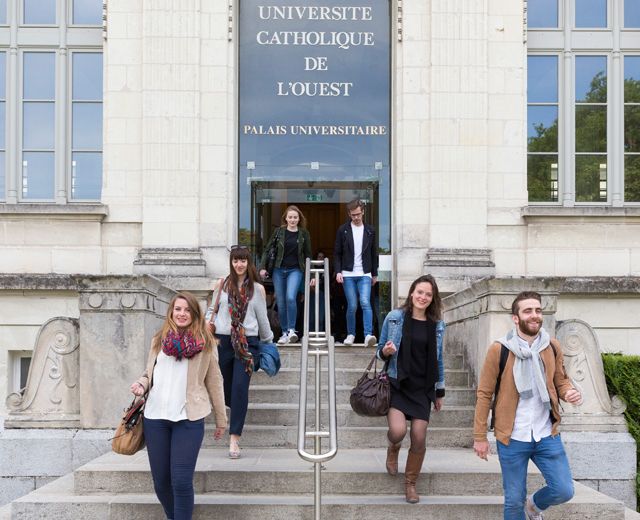 Entrée de l'université catholique de l'ouest